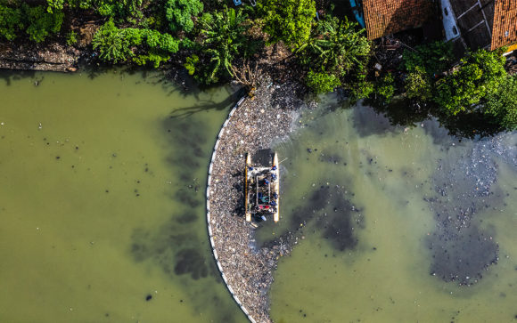 Plastic Fischer – Floating barriers to collect river plastic